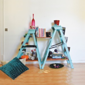 Escadote renovado pintado de azul servindo de estante para livros em casa